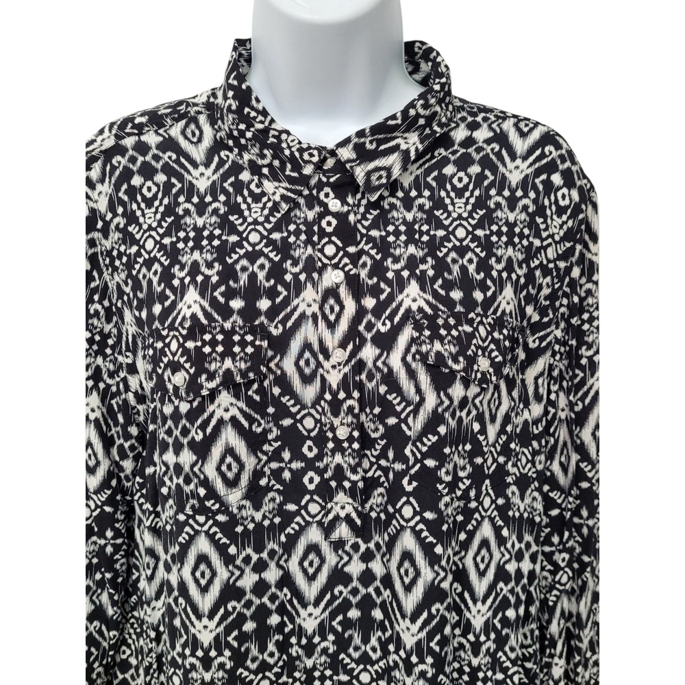 Bit & Bridle Woman 1/4 Button Long Sleeve Tunic‎ Top Black White Ikat Pockets